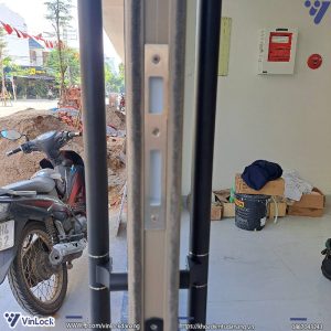 bách phụ khóa khi lắp lên cửa