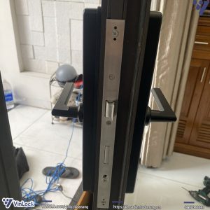 Mặt bên của khóa khi lắp lên cửa