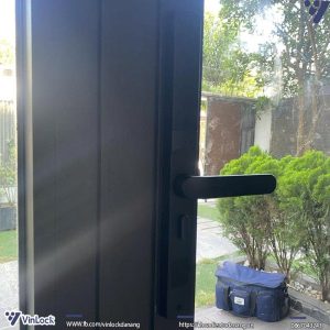 Mặt trong khóa Yale YDMA 100NP khi lắp lên cửa