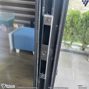 Bách phụ khóa khi lắp lên cửa