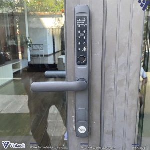 Mặt ngoài khóa Yale YDMA 100NP khi lắp đặt tại nhà khách