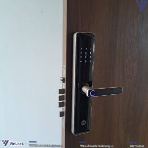 Mặt bên của khóa Yale YDME 200 NxT khi lắ lên cửa