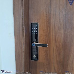 Mặt ngoài khóa Yale YDME 200 NxT khi lắp lên cửa