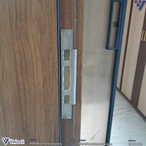 bách phụ cửa khóa khi lắp lên cửa