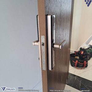 mặt bên của khóa khi lắp lên cửa
