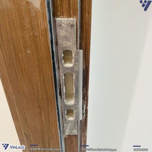bách phụ của khóa khi lắp lên cửa