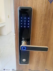 Mặt ngoài khóa Yale YDME 200 NxT lắp đặt tại nhà khách