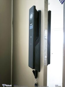 Mặt bên khóa Philips DDL902-MFVP-11HWS khi lắp lên cửa