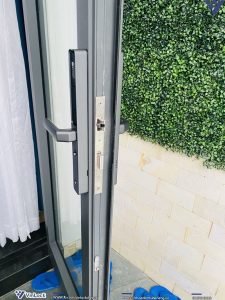 Mặt bên khóa Khóa EZVIZ DL06 khi lắp lên cửa