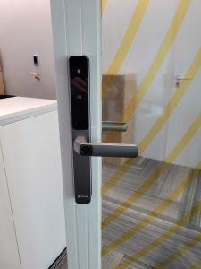 Khóa EZVIZ DL06 khi lắp lên cửa