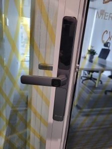 Măt trong khóa EZVIZ DL06 khi lắp lên cửa