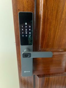 Mặt ngoài khóa EZVIZ DL05 khi lắp lên cửa