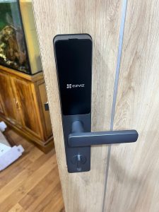 Mặt trong khóa EZVIZ DL05 khi lắp lên cửa