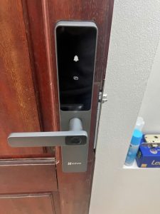 mặt ngoài của khóa EZVIZ DL05