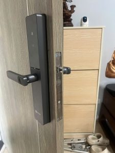 mặt bên của khóa EZVIZ DL05 khi lắp lên cửa