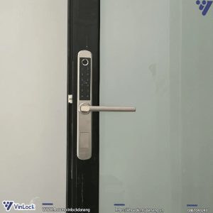 Metalock AZT-01 khi lắp lên cửa