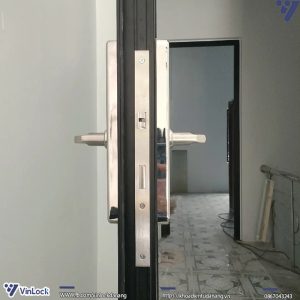 mặt bên khóa Metalock AZT-01 khi lắp lên cửa