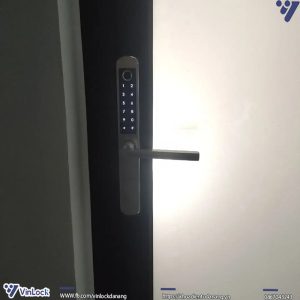 mặt ngoài khóa Khóa thông minh Metalock AZT-01 khi lắp lên cửa