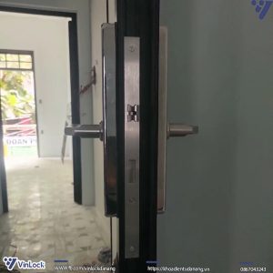 mặt bên cửa khóa Metalock AZT-01 khi lắp lên cửa