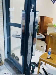 mặt bên khóa khi lắp lên cửa