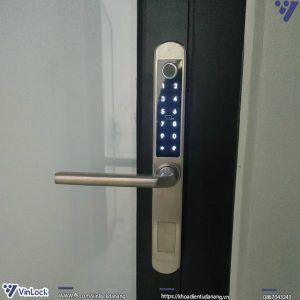Khóa thông minh Metalock AZT-01 khi lắp lên cửa