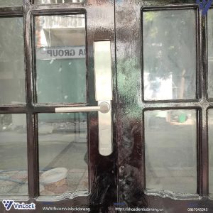 mặt ngoài khóa và hộp bảo vệ khi lắp lên cửa