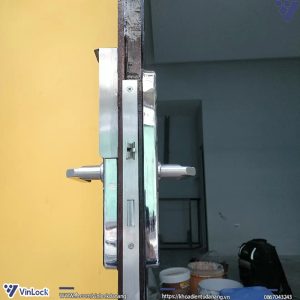 mặt bên khóa thông minh Metalock AZT-01 khi lắp lên cửa