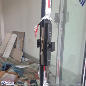 Mặt bênkhóa cửa nhôm Winlock TT-330A (cửa lùa) khi bung chốt móc ra