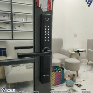Mặt trước khóa Winlock TT-330A khi lắp lên cửa