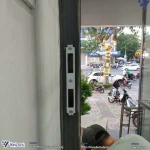 Bách phụ khóa khi lắp lên cửa