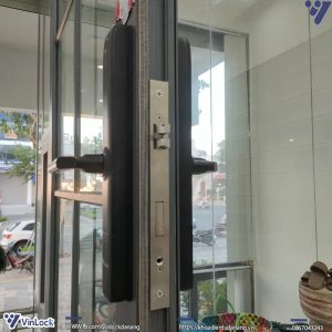 Mặt bên khóa khi lắp lên cửa