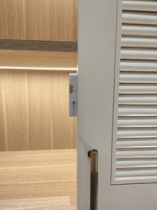 mặt trong khóa khi lắp lên cửa