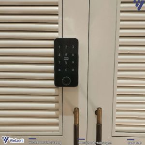 khóa tủ đồ khi lắp lên cửa