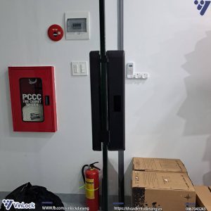 Gá kính của khóa khi lắp lên cửa