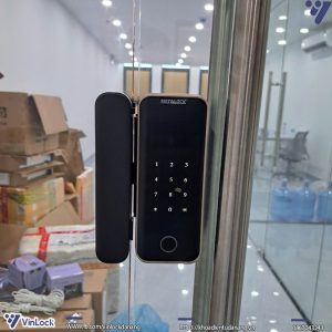 Mặt ngoài khóa điện tử MetaLock AZT-18 khi lắp lên cửa