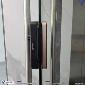 Mặt bên của khóa khi lắp lên cửa