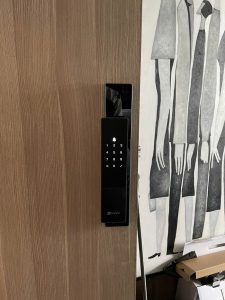 Mặt ngoài khóa EZVIZ DL50FVS khi lắp lên cửa