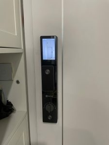 Mặt trong khóa EZVIZ DL50FVS khi lắp lên cửa