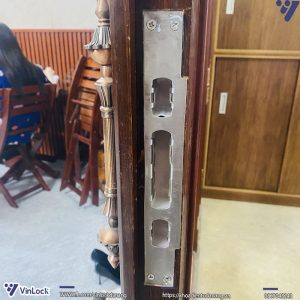 Bách phụ của khóa khi thay thế khóa cơ cũ lắp lên cửa