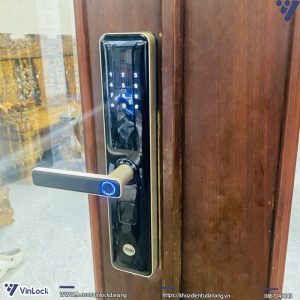 Mặt ngoài khóa thông minh sau khi thay thế khóa cơ cũ