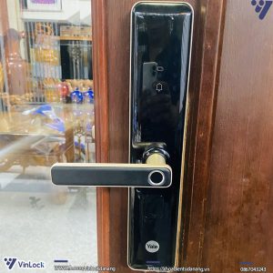 mặt ngoài khóa vân tay Yale 200 NxT khi lắp lên cửa
