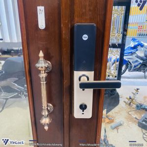 Mặt trong của khóa vân tay Yale 200 NxT sau khi thay thế khóa cơ cũ