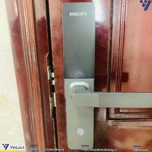 Mặt trong khóa thông minh Philips DDL615-5HBS sau khi thay thế khóa cơ cũ và lắp lên cửa