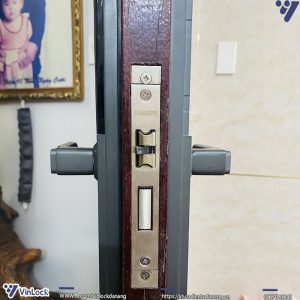 Mặt bên khóa thông minh Philips DDL615-5HBS sau thi thay thế khóa củ lắp lên cửa