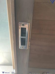 Bách phụ khóa khi lắp lên cửa