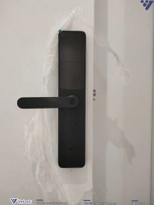 Khóa thông minh Aqara A100 Zigbee khi lắp lên cửa