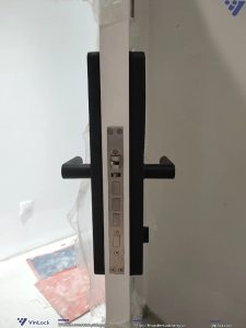 Mặt bên của khóa Aqara A100 Zigbee khi lắp lên cửa