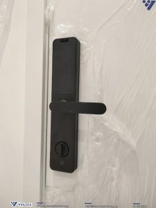 Mặt trong khóa Aqara A100 Zigbee khi lắp lên cửa