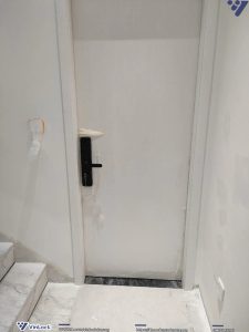 Mặt ngoài khóa Aqara A100 Zigbee khi lắp lên cửa