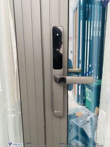 Mặt ngoài khóa khi lắp lên cửa
